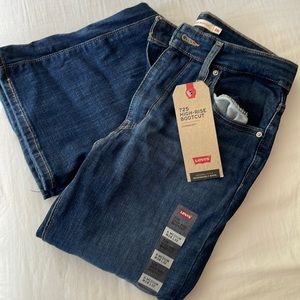 Levi’s 725 Bootcut Jeans